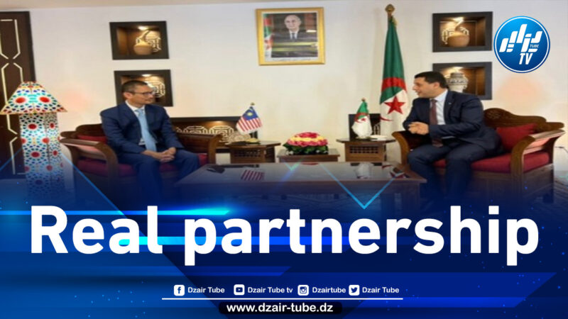 Hamadi discusses with the Malaysian ambassador the strengthening of bilateral cooperation