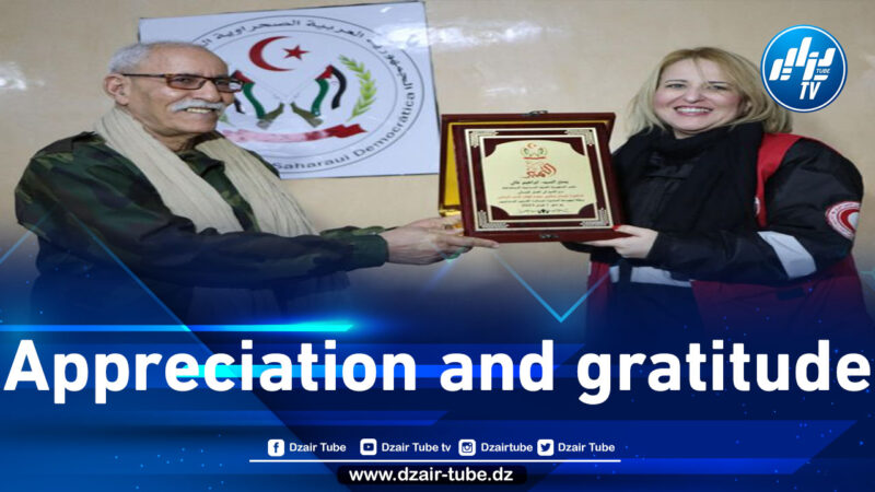 The Sahrawi President hands the President of the Algerian Red Crescent the shield of distinction for humanitarian work