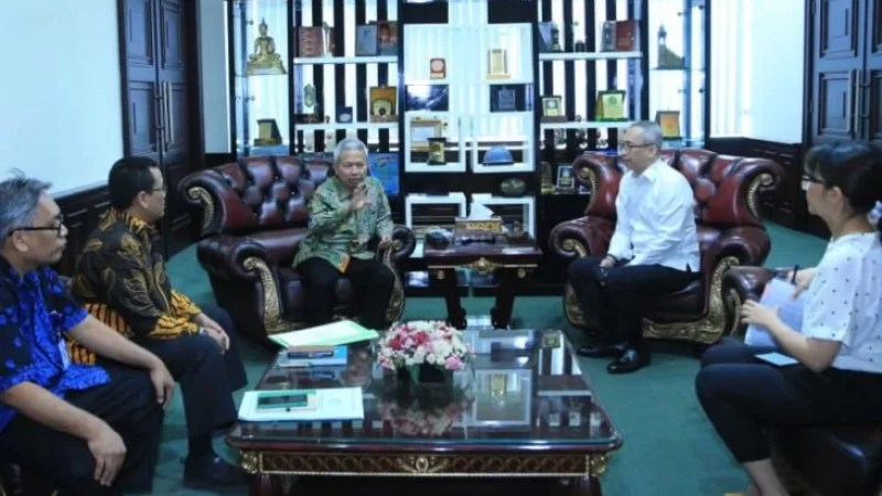 Indonesia explores expanding cooperation in religious sector with Algeria