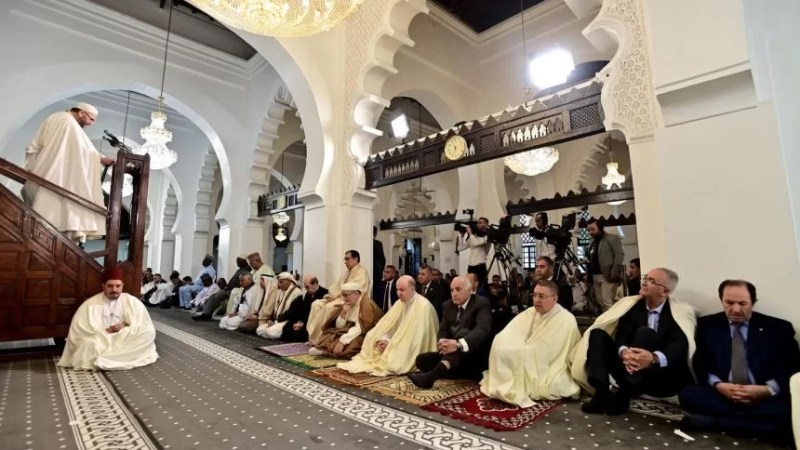 Algerian Premier exchanges Eid al-Fitr’s wishes with government members, diplomats, citizens