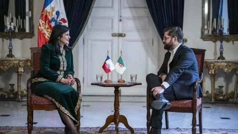 Algeria’s Ambassador to Chile Presents Credentials in Traditional Attire, Showcasing Cultural Pride