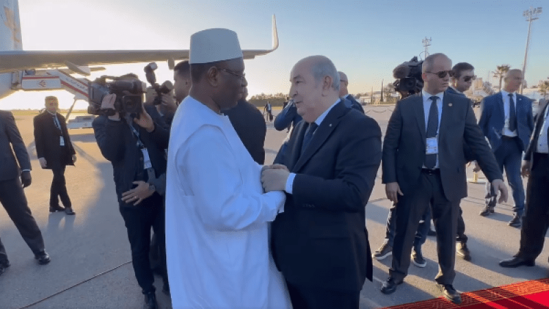 7th GECF Summit in Algiers: President Tebboune Welcomes Senegalese Counterpart at Houari Boumediene Airport