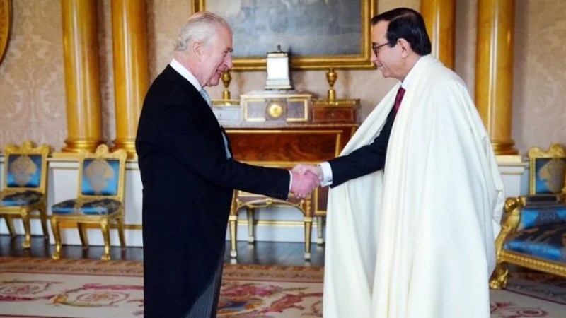 Ambassador Nourreddine Yazid Presents Credentials to King Charles III in Traditional Algerian Attire