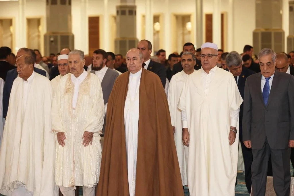 President Tebboune Performs Eid Prayer, Receives Congratulations at Djamaâ El-Djazaïr – Videos