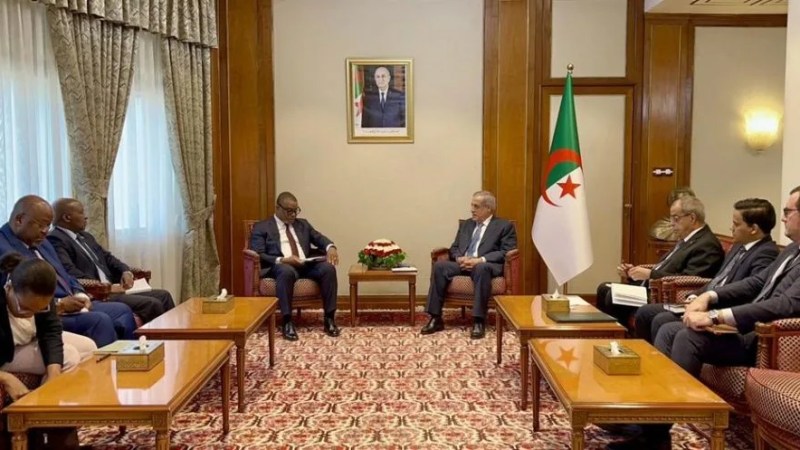 Algerian Prime Minister Hosts Mozambique's Minister of Economy and Finance