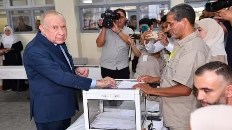 algerias-presidential-elections-anp-chief-of-staff-exercises-his-civic-duty