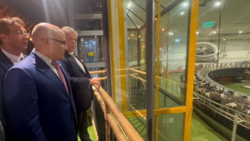 Zitouni Visits Qatar's Baladna Factory, Strengthening Algerian-Qatari Economic Ties