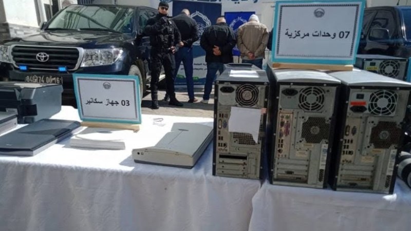 La sûreté de wilaya d’Alger arrête 8 personnes qui ont préparé des banderoles incendiaires avec financement étranger