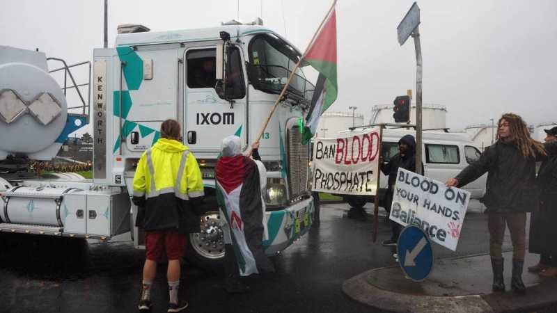 Nouvelles-Zélande: des manifestants bloquent le siège des sociétés d’engrais néo-zélandaises et tentent d’arrêter l’expédition de “phosphate sanguin” depuis le Sahara occidental
