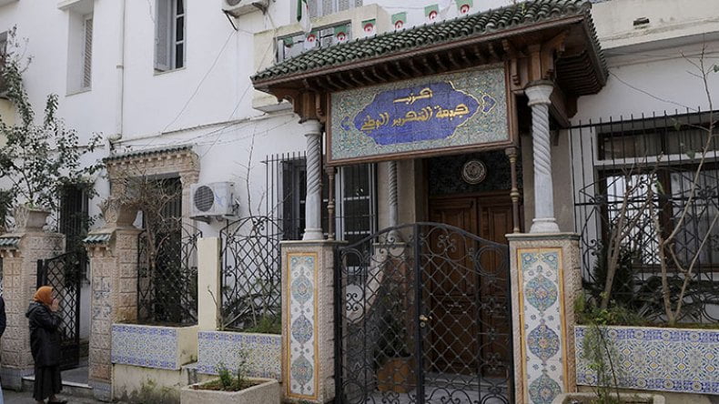 Les opposants de Baadji réclament une session d’urgence du Comité central du FLN