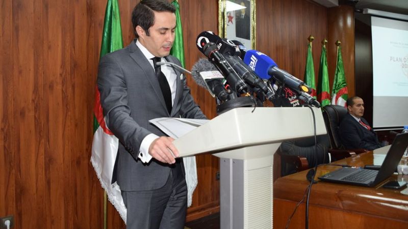 الوزير خالدي يهنىء إيمان خليف لإفتكاكها الميدالية الذهبية