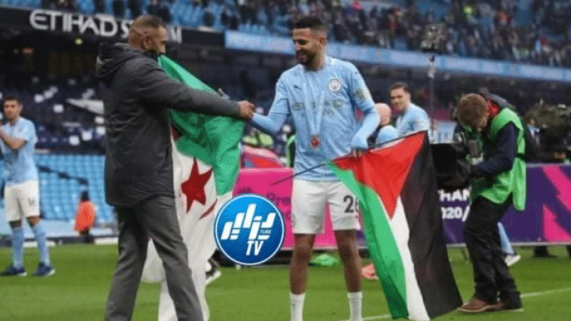 محرز يحتفل بالعلم الفلسطيني ويخطف الأنظار في إنجلترا