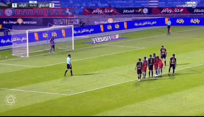 بالفيديو : مبولحي يتصدى لركلة جزاء بطريقة رائعة