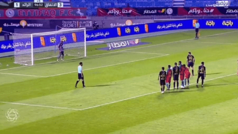 بالفيديو : مبولحي يتصدى لركلة جزاء بطريقة رائعة