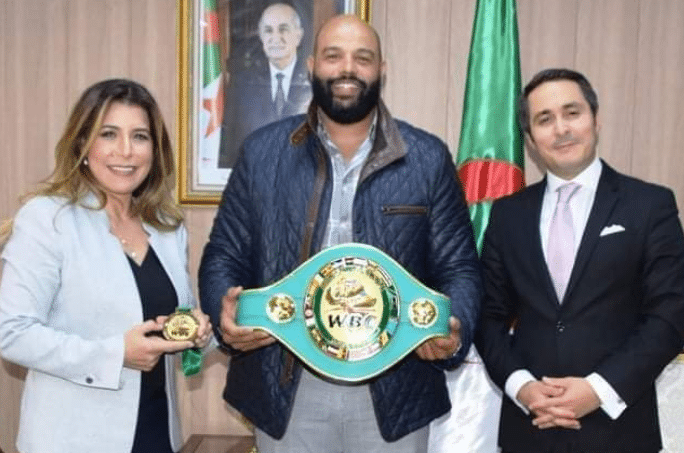 الوزير خالدي يستقبل البطل الجزائري رشيد مسكين