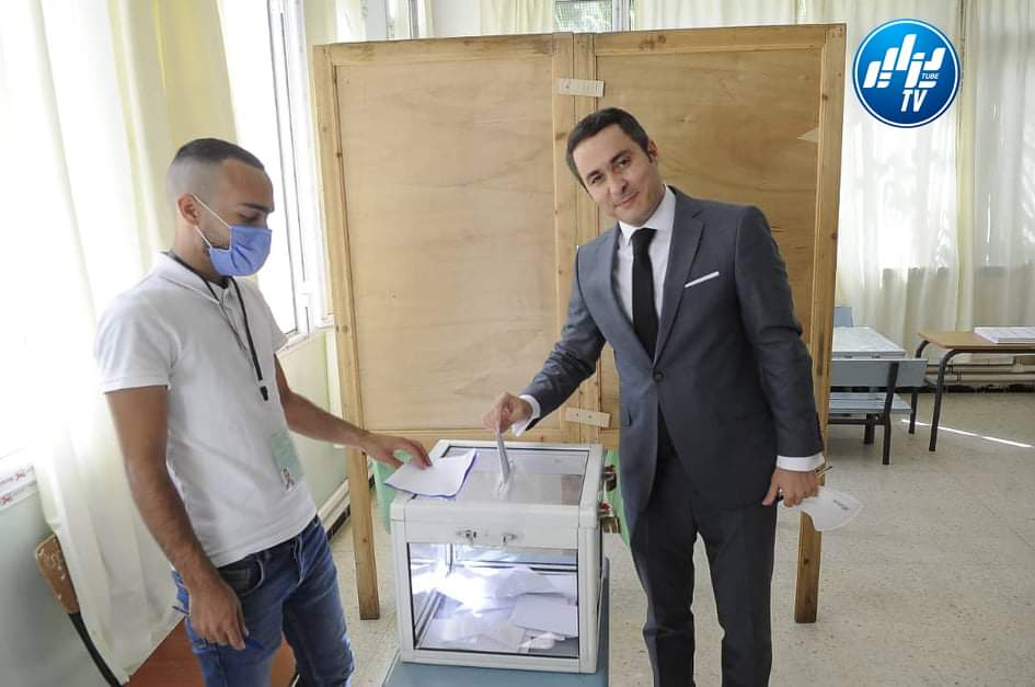 وزير الشباب والرياضة سيد علي خالدي، يؤدي واجبه الانتخابي بالتصويت في الانتخابات التشريعية