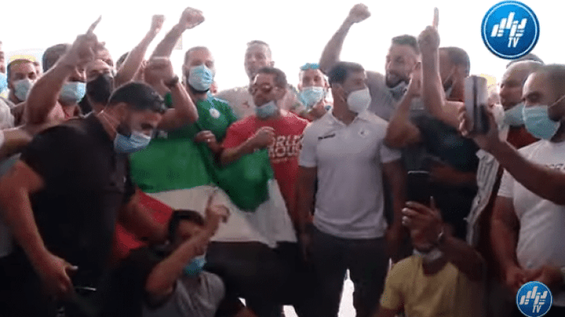 شاهد استقبال الأبطال للمصارع فتحي نورين في مطار هواري بومدين