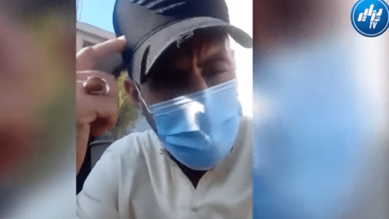 لحظات يدمع لها القلب شاهد كيف ودع هذا الشاب والده المتوفى صبيحة العيد