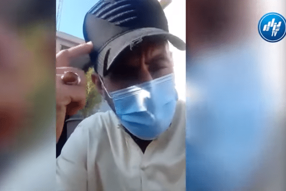 لحظات يدمع لها القلب شاهد كيف ودع هذا الشاب والده المتوفى صبيحة العيد