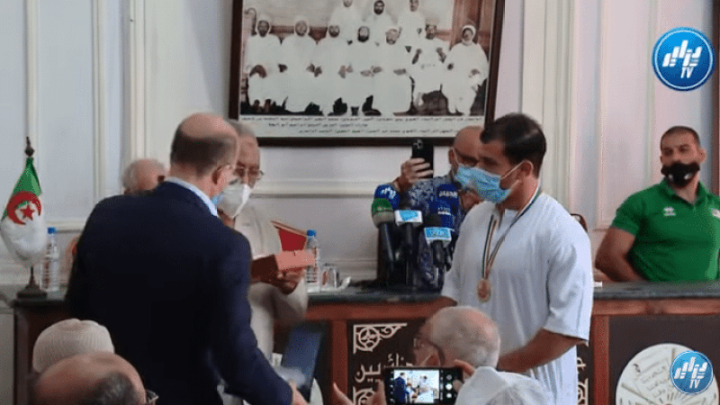 جمعية علماء المسلمين الجزائريين تكرم المصارع فتحي نورين ومدربه بميدالية ذهبية