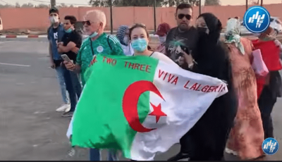 الجالية الجزائرية بالمغرب تساند الخضر من امام الفندق بمراكش