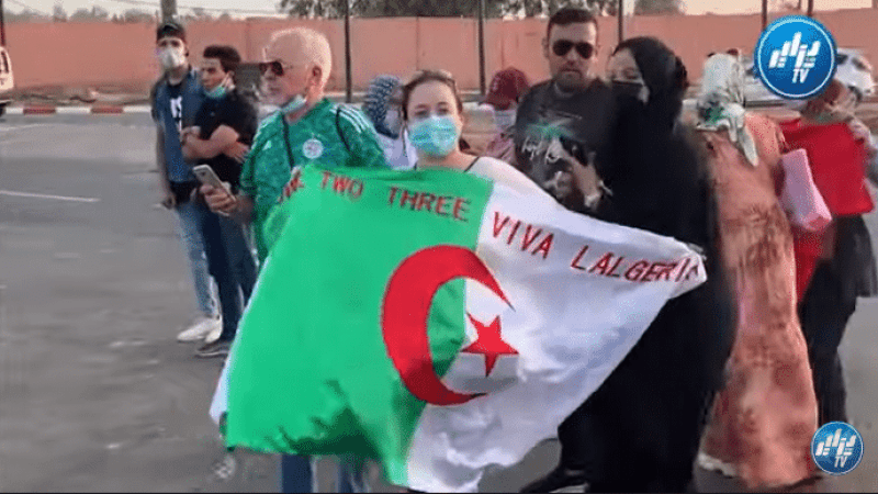الجالية الجزائرية بالمغرب تساند الخضر من امام الفندق بمراكش