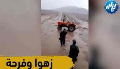 فرحة فلاح بعد أولى زخات المطر عام الخير إن شاء الله..