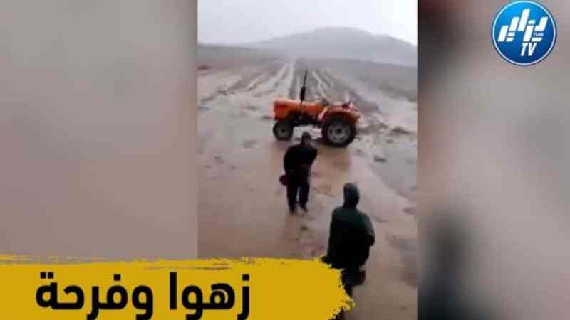 فرحة فلاح بعد أولى زخات المطر عام الخير إن شاء الله..