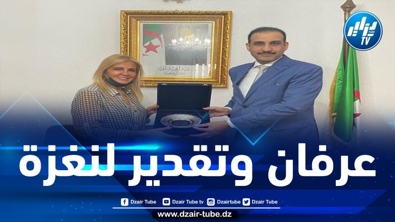 سعيدة نغزة تتلقى تكريما من قبل مدير منظمة العمل العربية نظير جهودها لرقي وتطور الوطن العربي