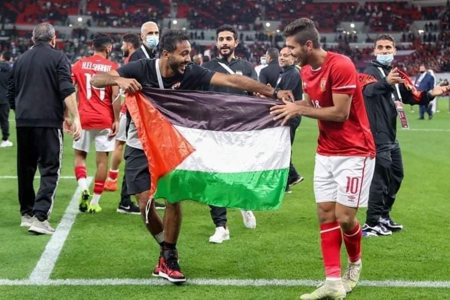 لاعبو الأهلي يتضامنون مع فلسطين بعد الفوز على الرجاء