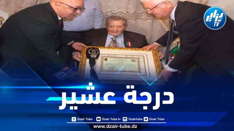 رئيس الجمهورية يقلد المجاهد سيد علي عبد الحميد بصدر مصاف الاستحقاق الوطني