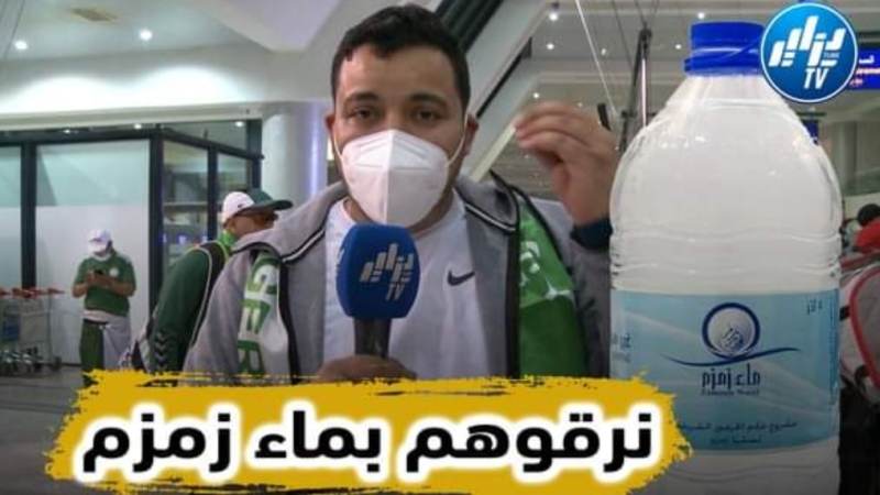 بالفيديو…شاهد مناصر جزائري اتجه الى الكاميرون بماء زمزم المبارك ليكون شفاء للاعبين