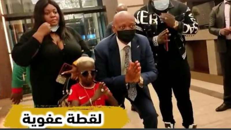 بالفيديو…شاهد كيف تعامل رئيس الإتحاد الإفريقي عندما أوقفه طفل صغير في مدخل الفندق