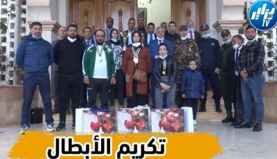 بالفيديو…شاهد والي ولاية سعيدة يكرم أبطال إفريقيا  لكرة السلة ( كراسي متحركة )
