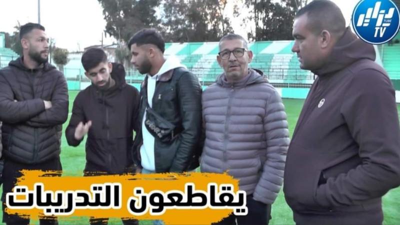 بالفيديو: في سابقة خطيرة .. لاعبو إتحاد حجوط في إضراب ويقاطعون البطولة مناشدين والي تيبازة التدخل العاجل