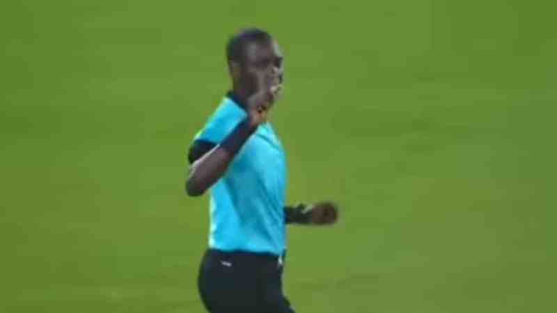 بالفيديو…شاهد كيف رفض غاساما الرد على حكام الفار