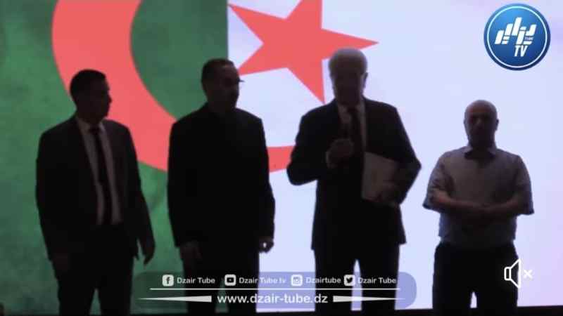 بالفيديو: مستشار رئيس الجمهورية علاهم يكرم ناديا اتحاد خنشلة ومولودية البيض بـ3 ملايير وحافلة من نوع مرسيدس