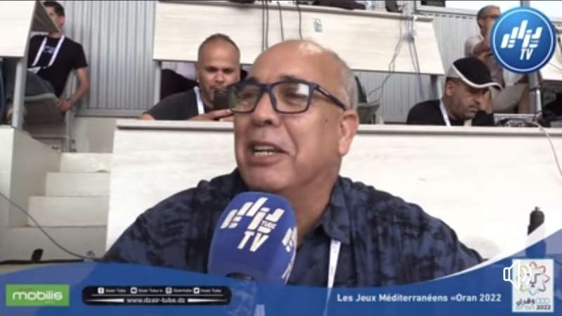 بالفيديو: المعلق السابق في التلفزيون الجزائري بشيري محرز يعود  الى أيام زمان  ويشيد بالمعلقين الشباب