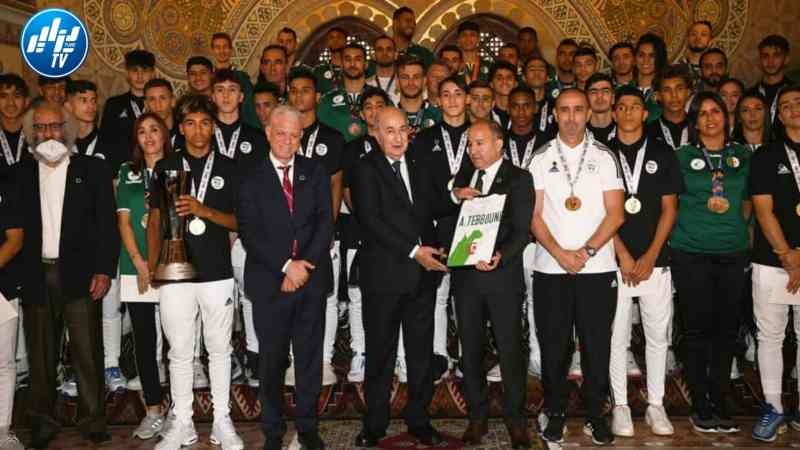 أبطال العرب الناشؤون يهدون السيد الرئيس قميص الخضر، عرفانا له باهتمامه ورعايته للمواهب الرياضية