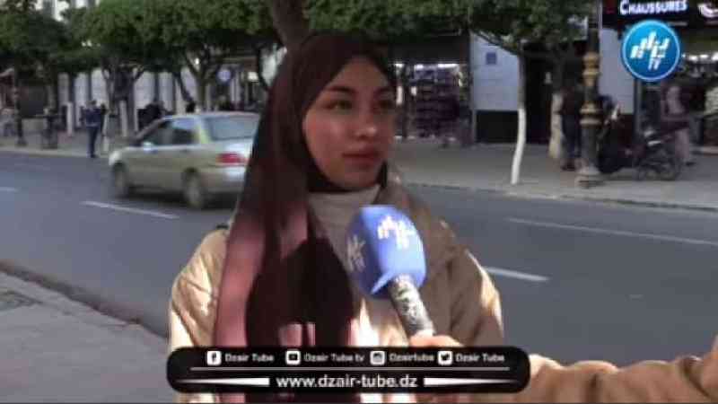 شاهد…تصريح جميل ، من شابة جزائرية على اللمة  ..فالدار الكبيرة مواقع التواصل الاجتماعي بعدونا بزاف على لافامي و  العطلة أحسن فرصة باش نجتامعو