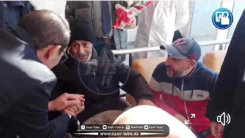 شاااهد..مؤثر جدا..عودة الفنان القدير “صالح أوغروت” لأرض الوطن بعد غياب دام عامين في رحلة علاج طويلة بفرنسا ..رغم المرض الشديد و في أولى كلماته شكر الجمهور على الدعم الكبير