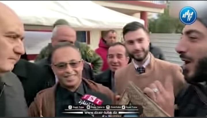 #شاهد.. فنان تشكيلي يوجه طلب  لوالي ولاية تيبازة.. ” راني حاب  نديكوري كامل الحيطان نتع الجزائر   و الوالي يرد بهذه الطريقة