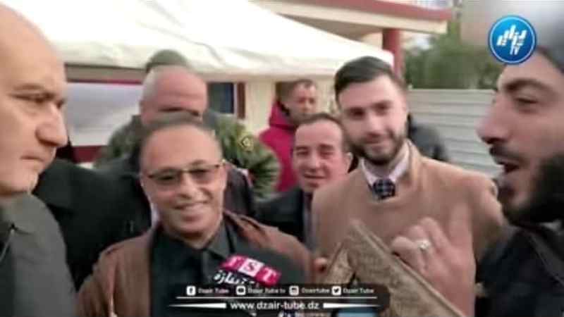 #شاهد.. فنان تشكيلي يوجه طلب  لوالي ولاية تيبازة.. ” راني حاب  نديكوري كامل الحيطان نتع الجزائر   و الوالي يرد بهذه الطريقة