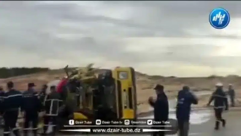 شاااهد..حادث خطير .. وحدات الإسعاف للحماية المدنية لولاية الجلفة تتدخل بعد إنقلاب شاحنة ذات صهريج مخلفة وفاة السائق