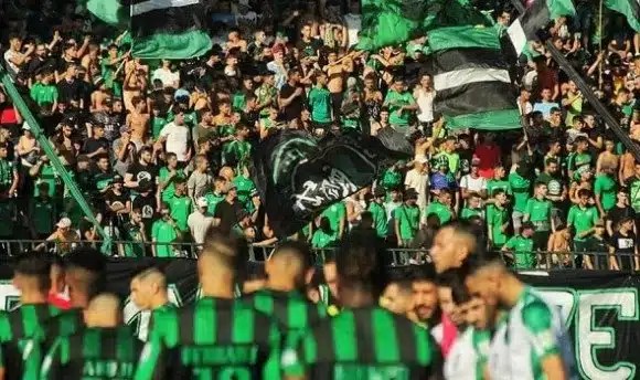 الرابطة تعاقب “السياسي” بلقاء دون جمهور