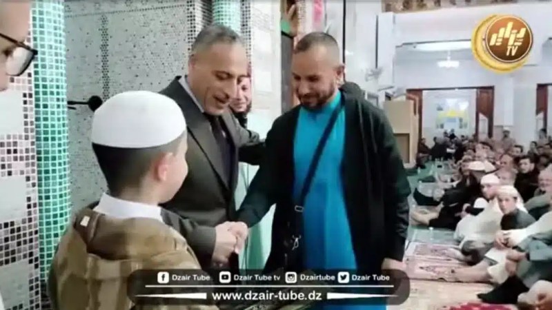 والي البويرة رفقة المجلس الشعبي يحيون ليلة القدر ويكرمون حفظة كتاب الله