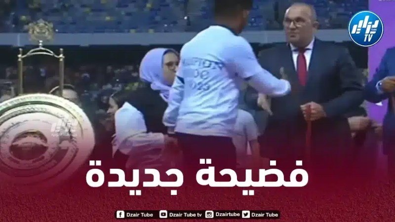 بالـــــــــــفيديو…سقوط درع بطولة الدوري المغربي على الأرض اثناء تسليم الميداليات