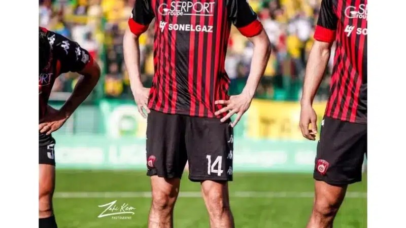 لاعب إتحاد العاصمة بن زازة ابراهيم : “دخلنا التاريخ من أوسع الأبواب ونطمح لمزيد من الألقاب”