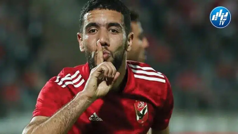 اللاعب يتجه لمغادرة الفريق…مدرب الأهـــــــــــــــلي المصري يثير غضب قندوسي