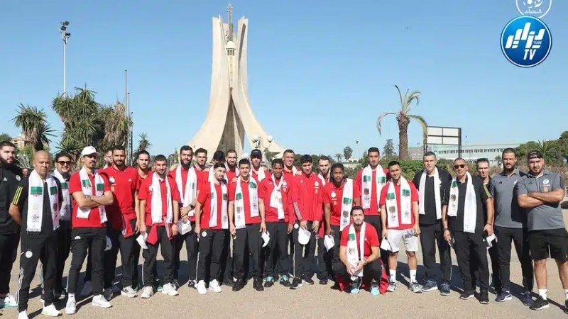 محرز وزملائه يزورون متحف الجيش بمقام الشهيد